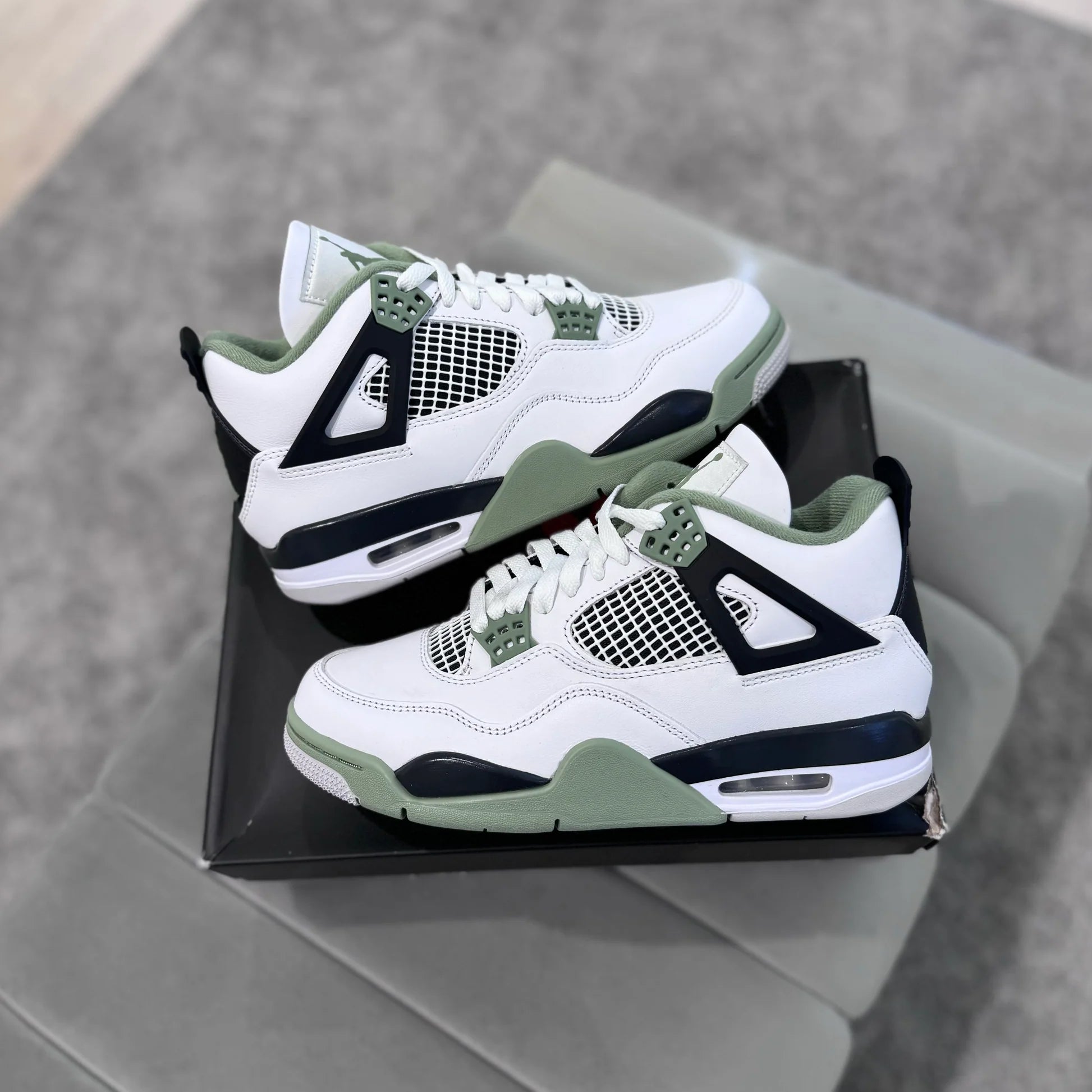 JORDAN 4 ‘ SEAFOAM ’